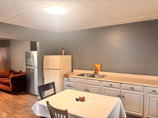 543 N Oakland Ave, Indianapolis, IN 46201 - kitchen featuring freestanding refrigerator, wood finished floors, a textured ceiling, and light countertops