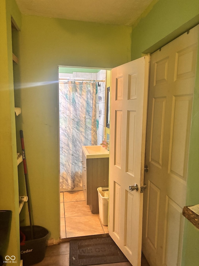 543 N Oakland Ave, Indianapolis, IN 46201 - bathroom with a shower with shower curtain and vanity