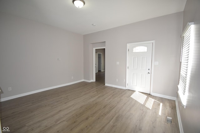 552 Jefferson Ave, Indianapolis, IN 46201 - foyer featuring wood finished floors and baseboards