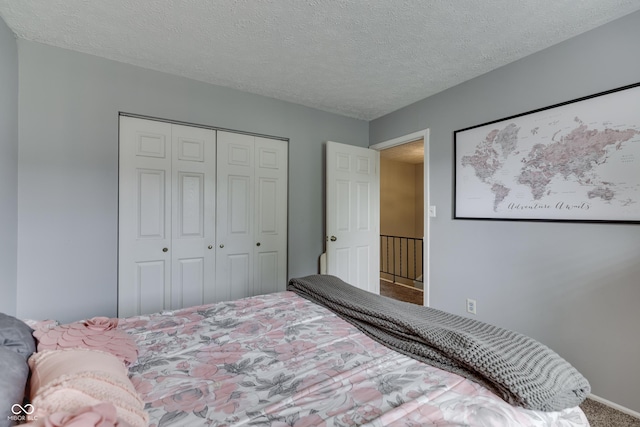 7444 Melanie Ln, Indianapolis, IN 46217 - carpeted bedroom featuring a closet and a textured ceiling