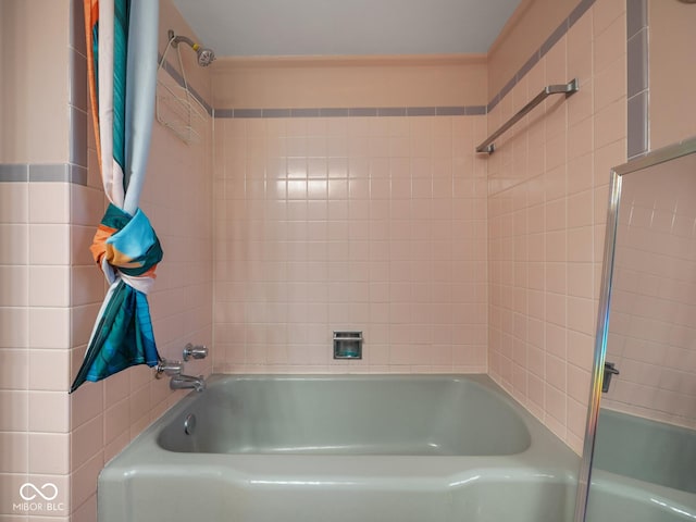 5530 Skyridge Dr, Indianapolis, IN 46250 - full bathroom featuring shower / tub combination