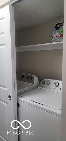 5648 Hyacinth Way, Indianapolis, IN 46254 - laundry area with washer and dryer