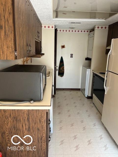 2804 Punto Alto Cir, Indianapolis, IN 46227 - kitchen featuring freestanding refrigerator, light flooring, and stove