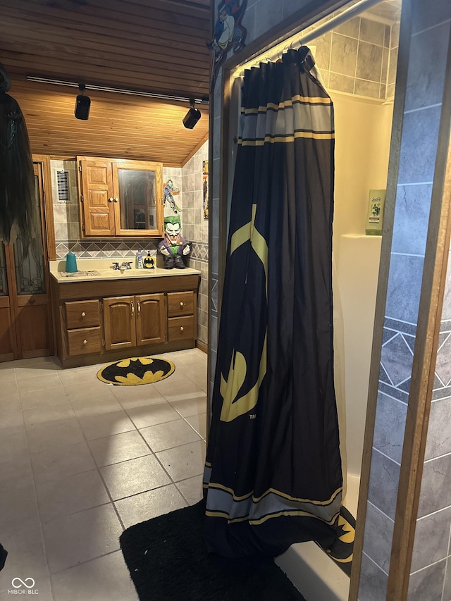 806 W Park Rd, Greensburg, IN 47240 - full bath featuring vanity, curtained shower, and wood ceiling