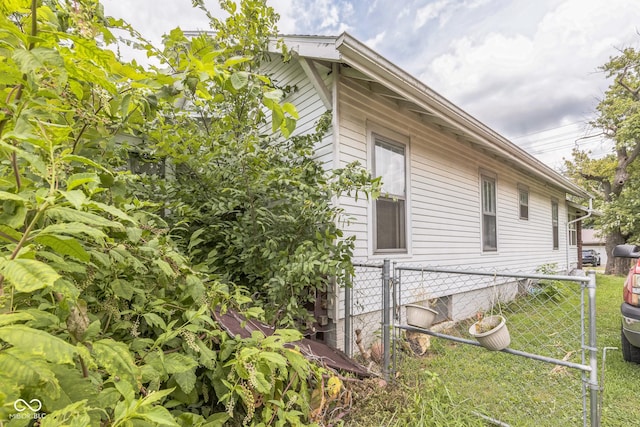 913 S Hall St, Princeton, IN 47670 - view of side of property featuring a gate