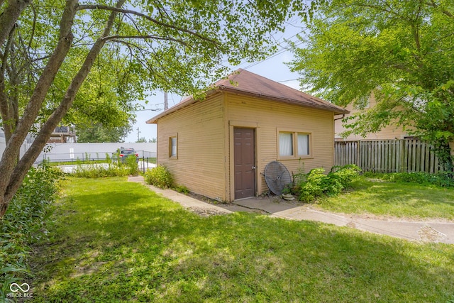 613 5th St, Columbus, IN 47201 - view of outdoor structure featuring a fenced backyard
