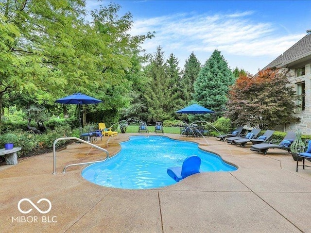 3808 Claybrook Ct, Bargersville, IN 46106 - outdoor pool with a patio area