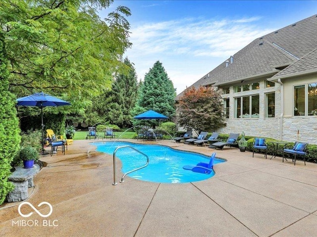 3808 Claybrook Ct, Bargersville, IN 46106 - swimming pool with a patio