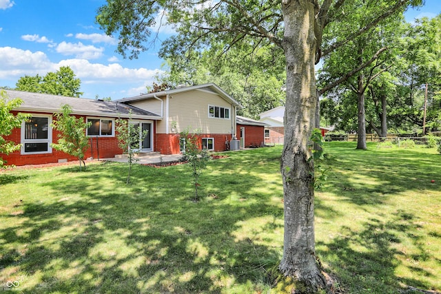 1441 Hunter Pl, Columbus, IN 47203 - view of yard