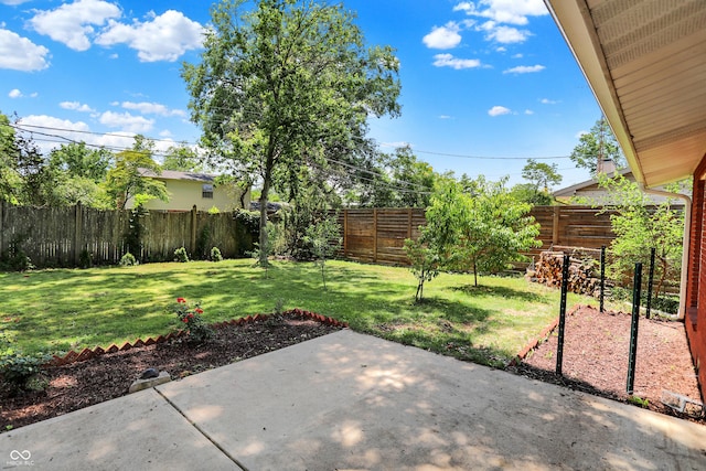 1441 Hunter Pl, Columbus, IN 47203 - fenced backyard with a patio