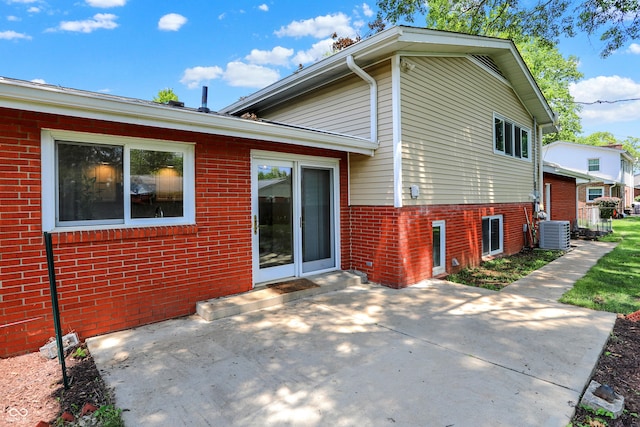 1441 Hunter Pl, Columbus, IN 47203 - back of property with brick siding and a patio