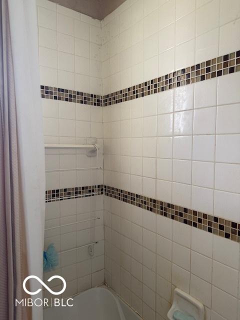 bathroom featuring shower / tub combination