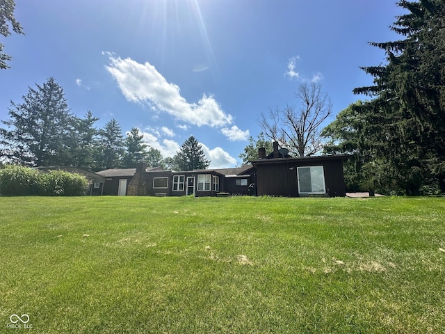 9012 W Evergreen Dr, Columbus, IN 47201 - view of green lawn