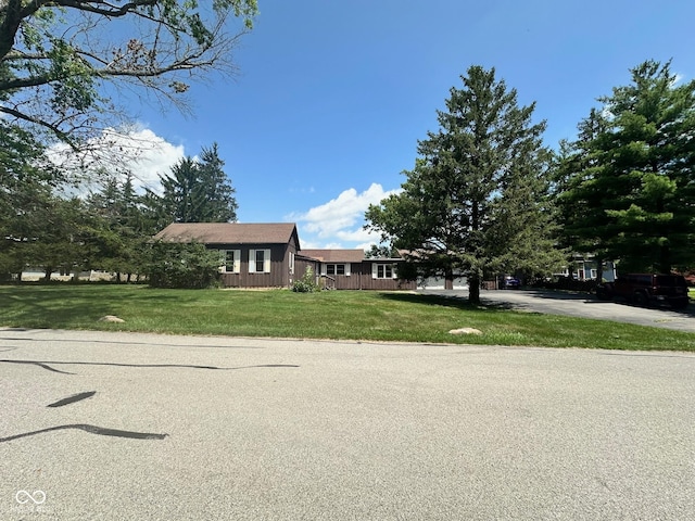 9012 W Evergreen Dr, Columbus, IN 47201 - ranch-style house featuring a front yard