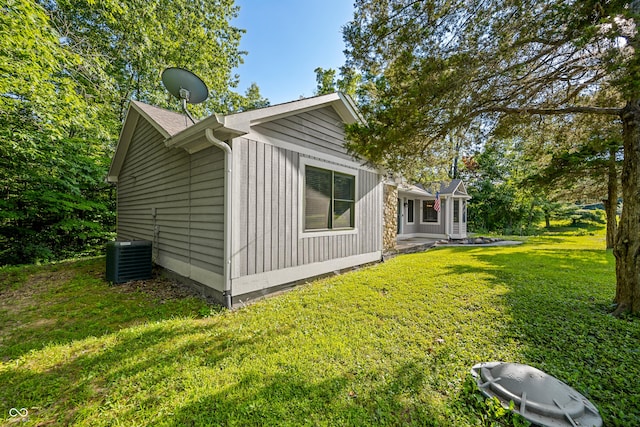 173 W Lakeview Dr, Nineveh, IN 46164 - view of side of property featuring a yard and a central air condition unit