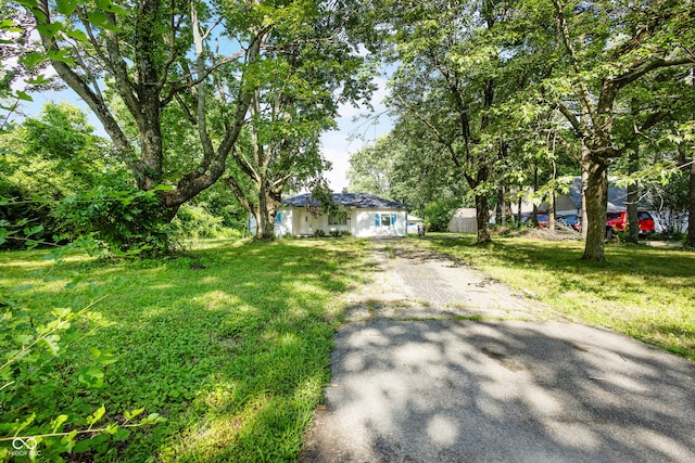 3945 N Ridgeview Dr, Indianapolis, IN 46226 - single story home with asphalt driveway and a front lawn