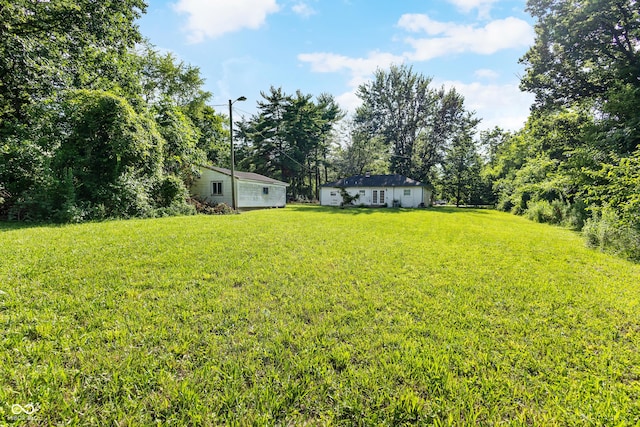 3945 N Ridgeview Dr, Indianapolis, IN 46226 - view of grassy yard