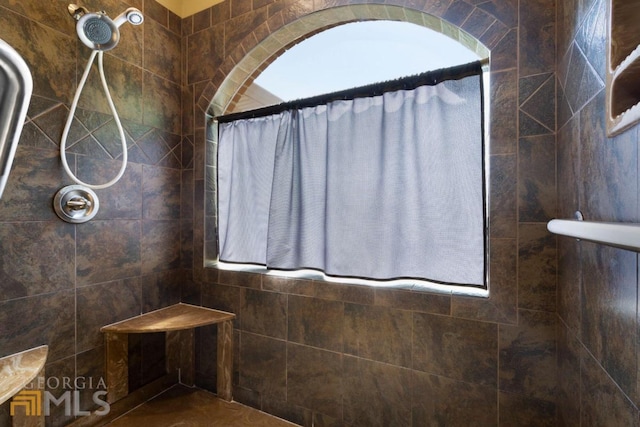 bathroom featuring tiled shower