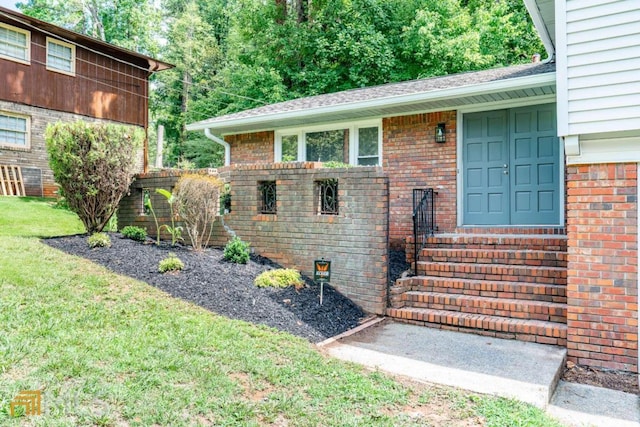 view of front facade featuring a front lawn