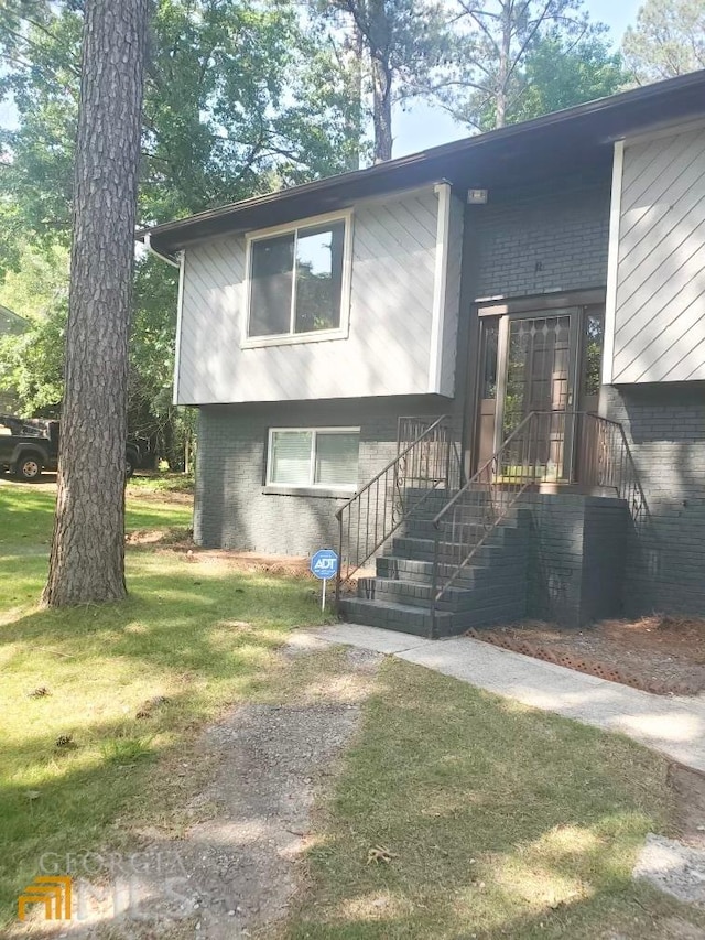 view of front of home with a front lawn