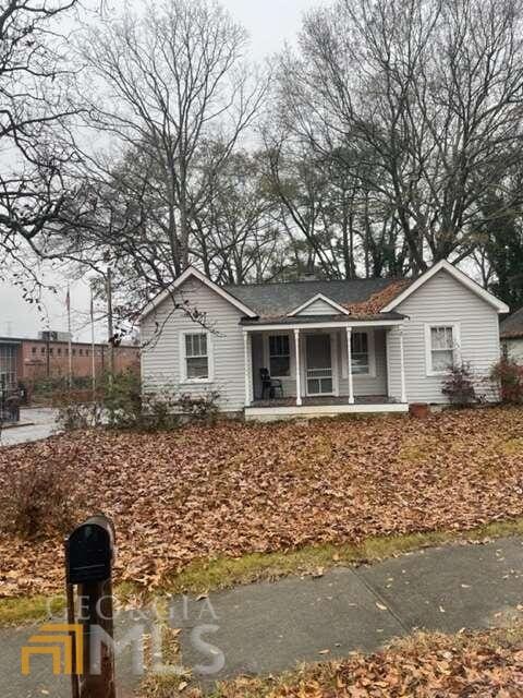 ranch-style house featuring covered porch