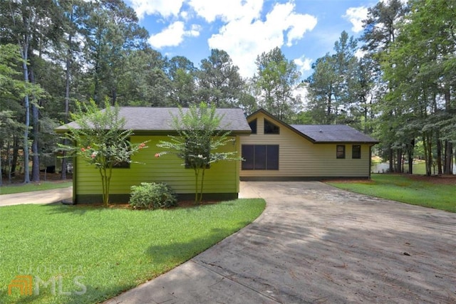 ranch-style home featuring a front yard