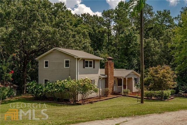 view of front of property featuring a front yard and covered porch