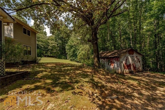 view of yard featuring a storage shed