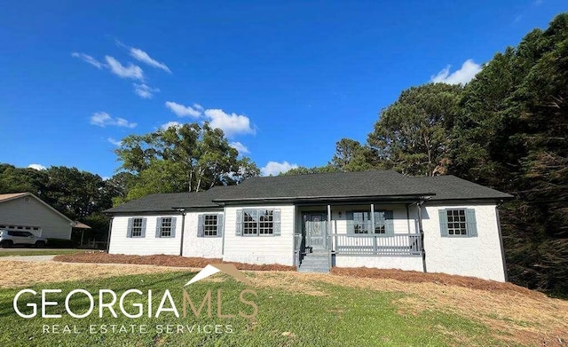 single story home featuring a front lawn