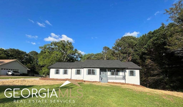 ranch-style home with a front yard