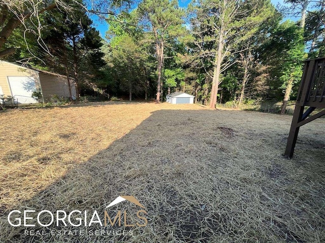 view of yard featuring a storage shed