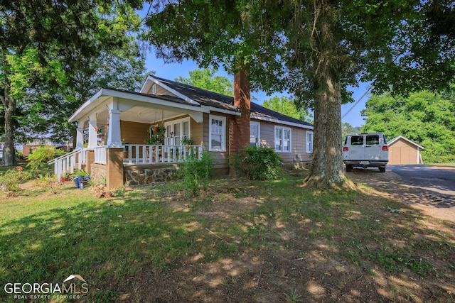 view of front facade featuring a front lawn and covered porch