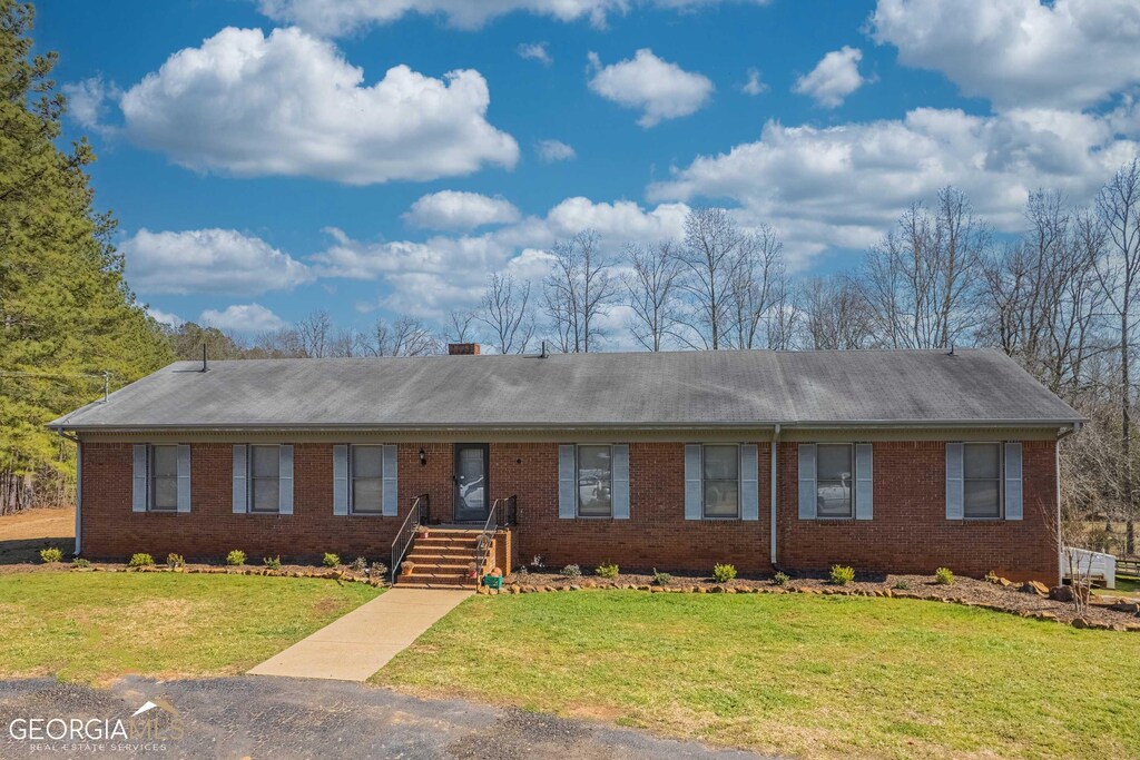 788 Harrison Mill Rd, Winder, GA 30680 - ranch-style home with brick siding and a front lawn