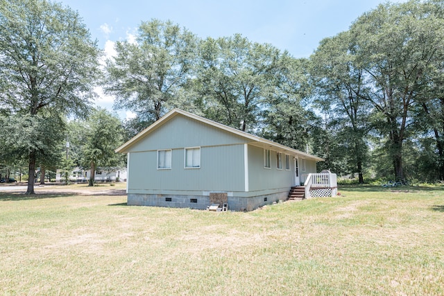 view of side of property featuring a lawn