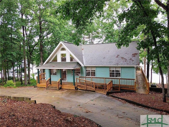 view of front facade featuring a wooden deck