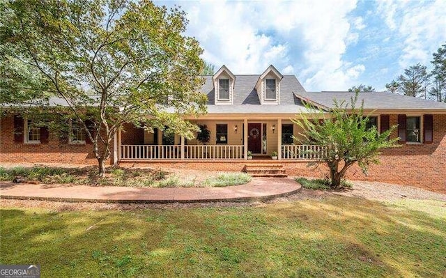 view of front facade featuring a front lawn and a porch