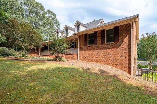 view of front of property featuring a front lawn