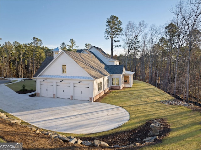 view of front of home featuring a front lawn