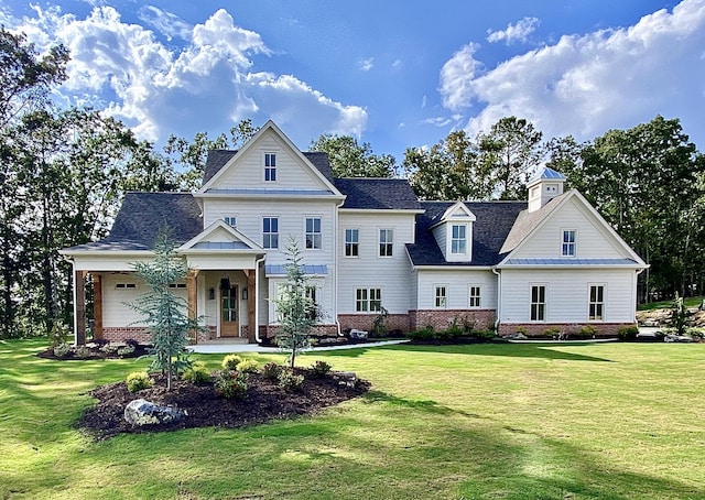 view of front facade featuring a front lawn