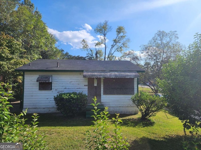 view of side of property featuring a yard