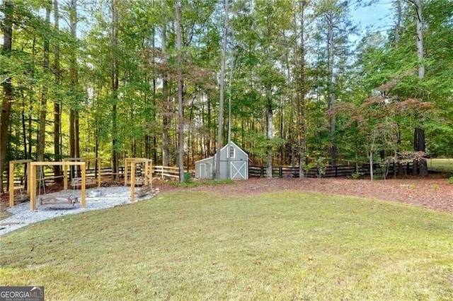 view of yard featuring a storage shed