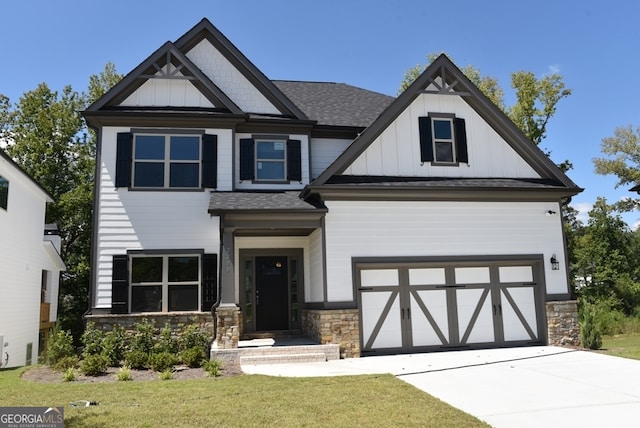 view of front of property with a front yard