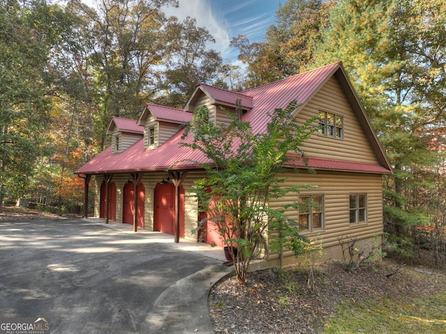 view of front facade featuring a garage