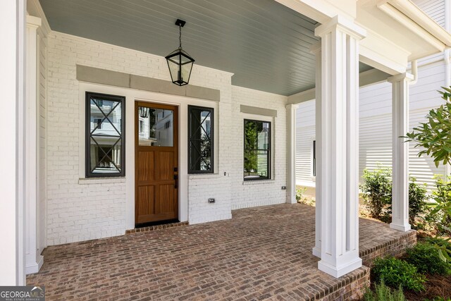 entrance to property featuring covered porch