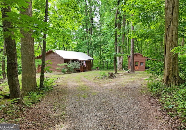 view of yard with a storage shed