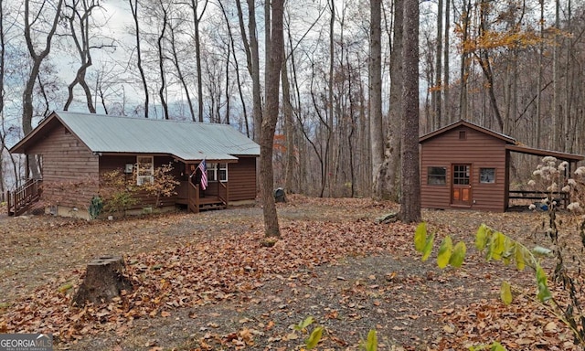 view of yard with an outdoor structure