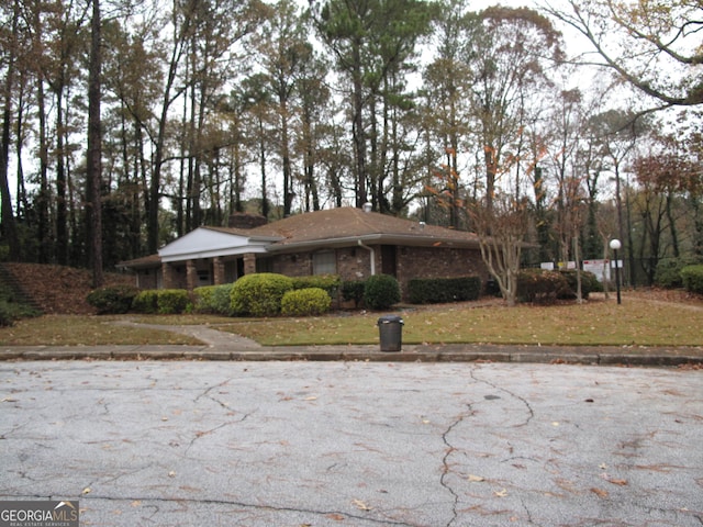 view of front of property with a front yard