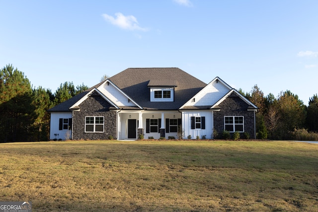 craftsman inspired home featuring a front yard