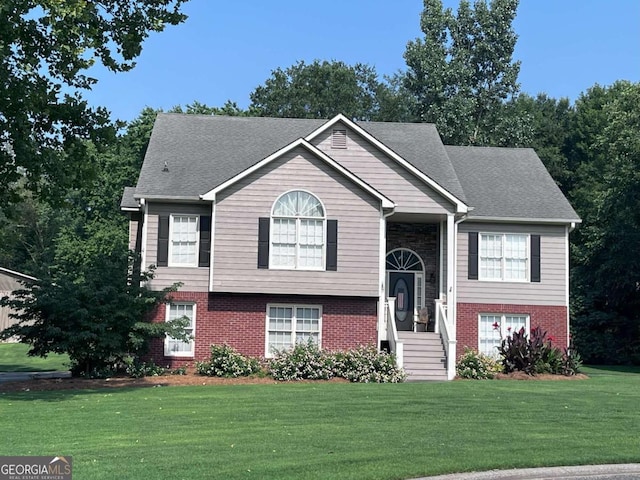 view of front of property featuring a front yard