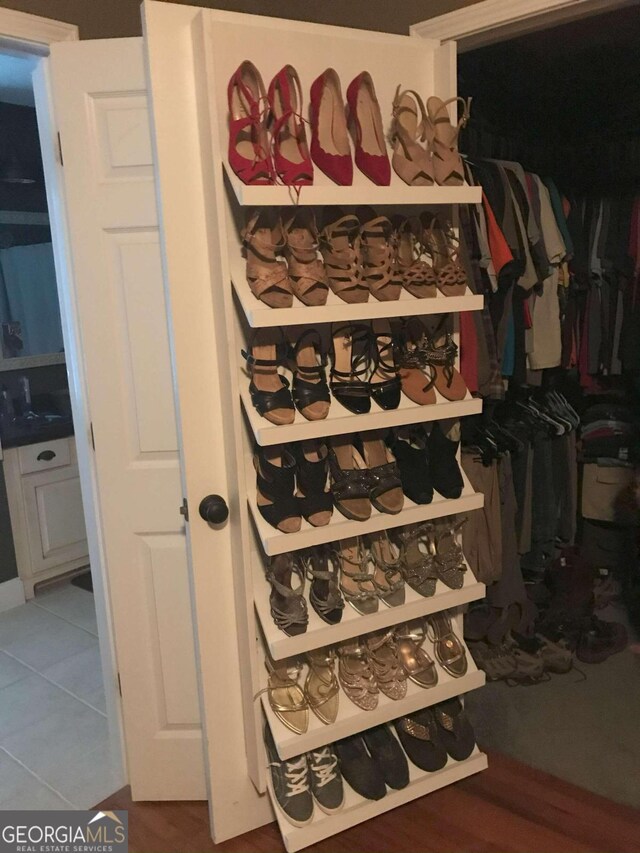 walk in closet featuring tile patterned floors